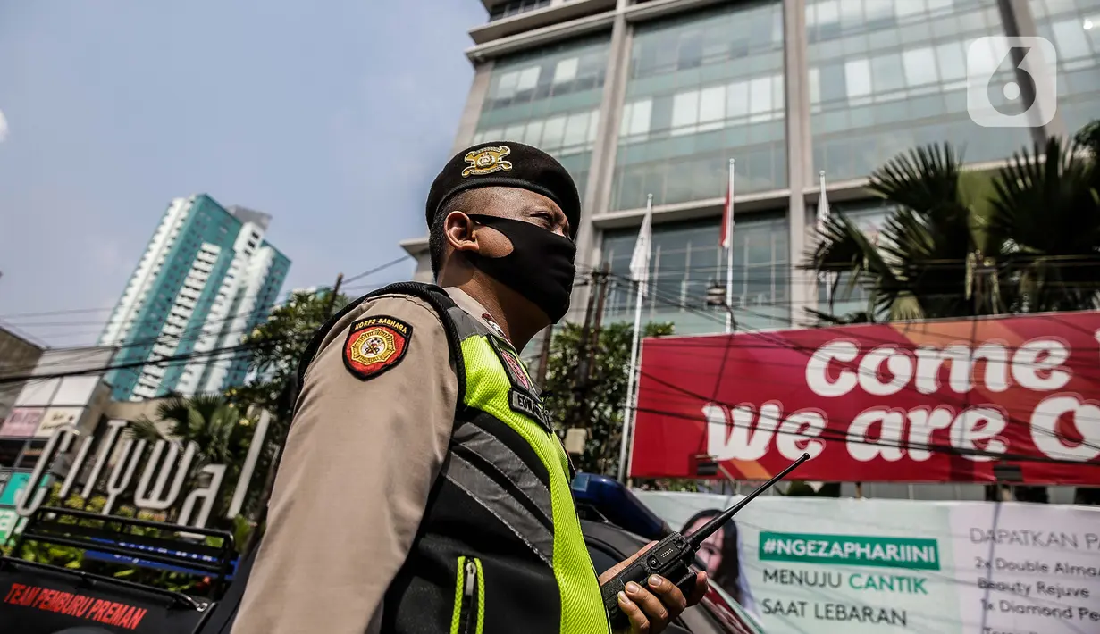 Polisi melakukan pengamanan di sekitar Hotel Holiday Inn, Gajah Mada, Jakarta, Minggu (25/4/2021). Satgas Penanganan COVID-19 menyiapkan Hotel Holiday Inn sebagai tempat karantina bagi 141 WNA khususnya asal India yang negatif COVID-19 untuk dipantau 14 hari ke depan. (Liputan6.com/Faizal Fanani)
