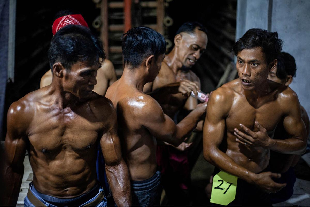 FOTO: Binaraga Genteng: Aksi Pekerja Jatiwangi Pamer Otot demi Selamatkan Tradisi