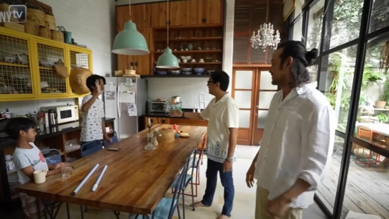 Potret Estetik Dapur Widi Mulia & Dwi Sasono, Bergaya Sederhana dengan Rak Custom dari Barang Bekas yang Unik Abis