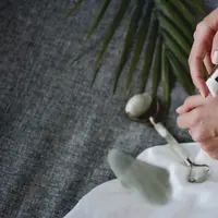 Rekomendasi eye cream lokal terbaik untuk mengatasi mata panda. (unsplash.com/@contentpixie)