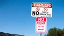 Seorang pria mengamati rambu "No Trump Anytime" yang dipasang di jalan utama dekat Bukit Hollywood, California, Rabu (27/4). Rambu anti-Donald Trump itu terinspirasi dari berita dunia politik dan alat peraga kampanye Pilpres AS (Robyn BECK/AFP)