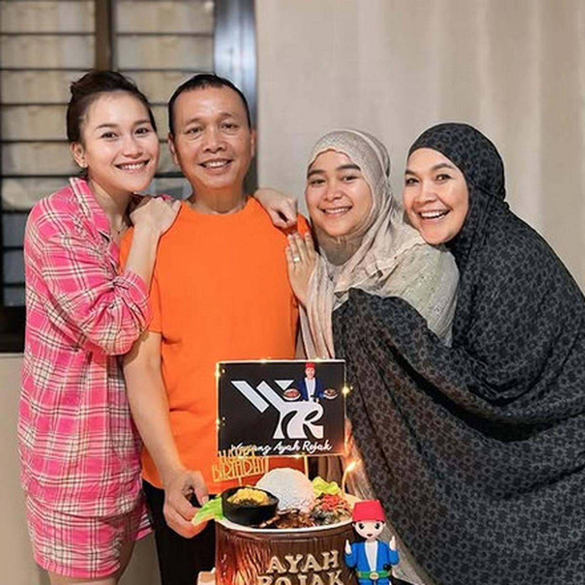 Potret Perayaan Ultah Sederhana Ayah Ojak dengan Kue Menggemaskan di Rumah, Ayu Ting Ting Panjatkan Doa