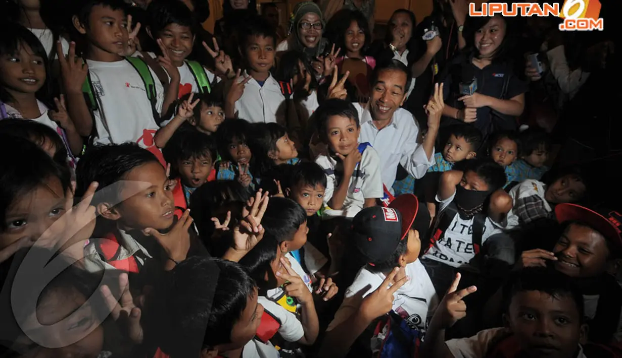 Jokowi menyempatkan untuk bersenda gurau bersama ratusan siswa TK dan PAUD dari Rusunawa Marunda, Selasa (22/4/14). (Liputan6.com/Herman Zakharia)
