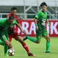  Pemain PS TNI, Elio Bruno (kiri) dikawal ketat M Ilhamul Irhaz (Persiba) di laga Liga 1, di Stadion Patriot, Bekasi, Jumat (6/5/2017). (Liputan6.com/Helmi Fithriansyah)