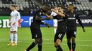 Pemain Borussia Monchengladbach, Marcus Thuram (kiri) berselebrasi dengan rekan-rekannya usai mencetak gol ke gawang Real Madrid pada pertandingan grup B Liga Champions di  Borussia Park, Jerman, Selasa (27/10/2020). Madrid bermain imbang 2-2 atas Monchengladbach. (AP Photo/Martin Meissner)