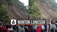 Mereka dengan santai dan asyiknya merekam tanah longsor dengan ponsel.