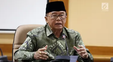 Anggota Dewan Pertimbangan Presiden, Sidarto Danusubroto saat menghadiri forum pengajian sejuk dengan tema "Islam Cinta dari Murcia" di kampus UIN Jakarta, Selasa (5/12). (Liputan6.com/JohanTallo)