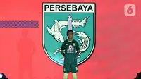 Pemain Persebaya berpose mengenakan jersey untuk Shopee Liga 1 2020 saat acara Launcing di Hotel Fairmont, Jakarta, Senin (24/2/2020). Shopee Liga 1 2020 diikuti 18 klub terbaik Indonesia. (Liputan6.com/Johan Tallo)