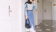 Anggun dan kasual dengan swetaer dan rok denim. (dok. Instagram/ @saritiw/https://www.instagram.com/p/CGoFkfZrR1t/?igshid=9of82yzwyqqe/ Dinda Rizky)