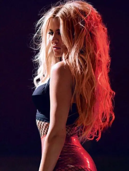 "Karena kau tak terlihat seperti itu. Tiduran bisa mengubah hasil! Saat itu aku miliki satu jam untuk bermain dengan Kenny saat True tidur siang," lanjutnya. (instagram/khloekardashian)