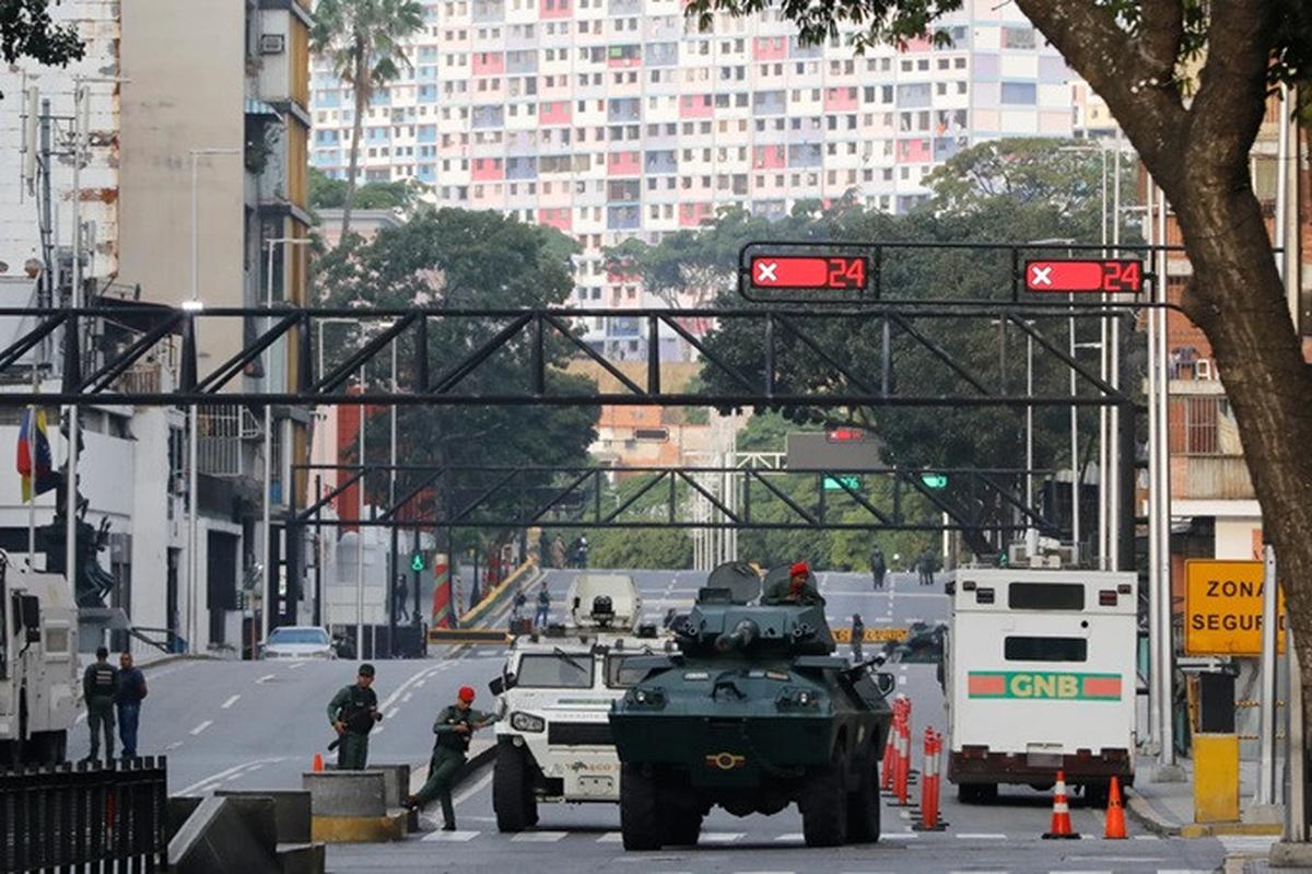 Kendaraan lapis baja Garda Nasional memblokir sebuah jalan yang mengarah ke Istana Kepresidenan Miraflores di Caracas, Venezuela, Sabtu, (3/1/2026) di tengah eskalasi ketegangan pasca penangkapan Presiden Nicolas Maduro dan istri oleh Amerika Serikat.
