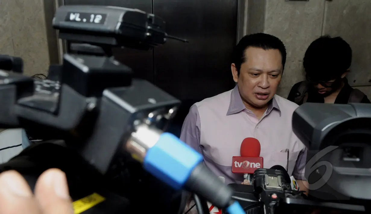 Bambang Soesatyo anggota Partai Golkar dari kubu Munas Bali memberikan keterangan kepada awak media terkait kisruh perebutan ruang fraksi di kantor fraksi P.Golkar, Komplek Parlemen, Senayan, Jakarta, Jum'at (27/3/2015). (Liputan6.com/Andrian M Tunay)