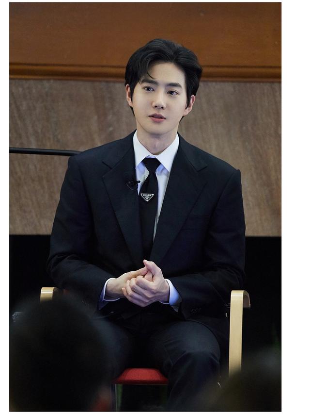 Bahas Korean Wave, Ini 6 Potret Suho EXO Jadi Pembicara di Stanford University