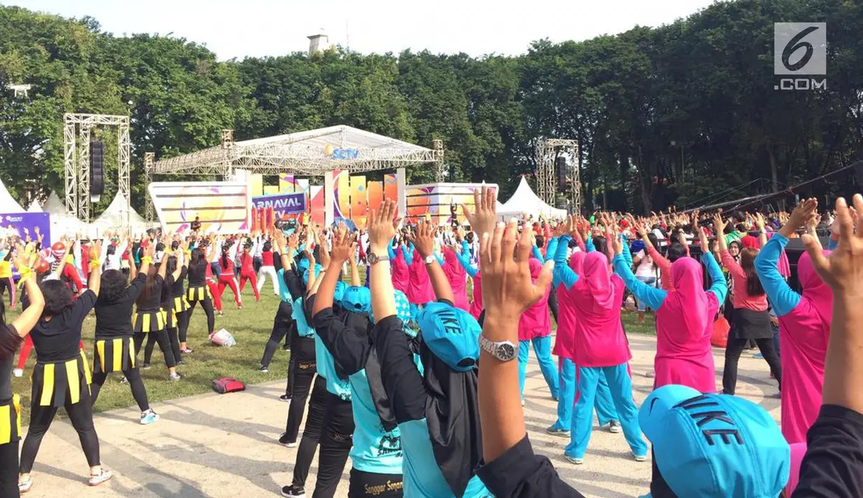 Lomba senam aerobik dalam acara Karnaval SCTV diselenggarakan di Alun-Alun Bojonegoro, Jawa Timur, Sabtu (30/3). Selain senam aerobik, ada juga lomba mewarnai serta bebagai lomba lainnya dengan bertabur hadiah menarik. (Liputan6.com/Pool/SCTV)