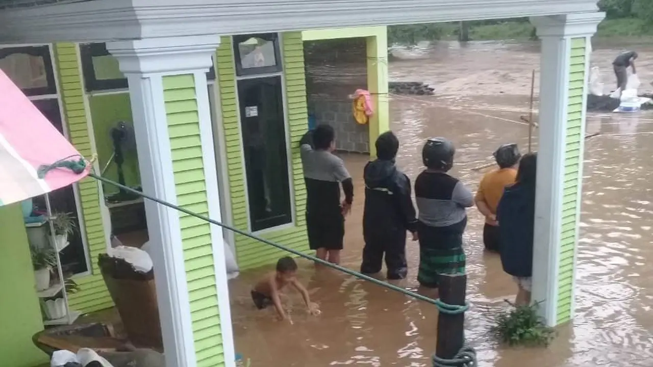 Cuaca ekstrem berupa angin kencang dan hujan lebat mengakibatkan banjir serta longsor di Kota Bitung pada, Minggu (7/4/2024).