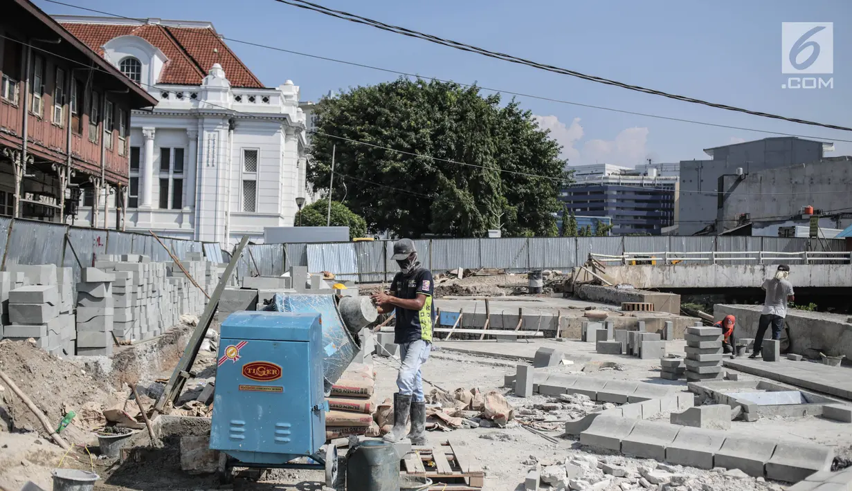 Sejumlah pekerja mengerjakan proyek revitalisasi kawasan Kota Tua di Jakarta, Jumat (15/9). Revitalisasi tersebut diharapkan akan menjadikan Kota Tua menjadi lebih cantik dan semakin ramah bagi turis. (Liputan6.com/Faizal Fanani)