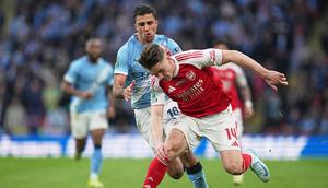 Viktor Gyokeres mempertahankan bola dari gangguan Rodri dalam laga final Piala Liga Inggris antara Arsenal vs Manchester City di Wembley Stadium, 23 Maret 2026. (AP Photo/Maja Smiejkowska)