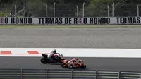 Marc Marquez dan Jack Miller beraksi pada sesi latihan bebas MotoGP Argentina 2019. (AFP/Juan Mabromata)