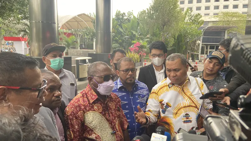 Stefanus Roy Rening, Pengacara Gubernur Papua Lukas Enembe, menyambangi Kantor Komisi Pemberantasan Korupsi (KPK).