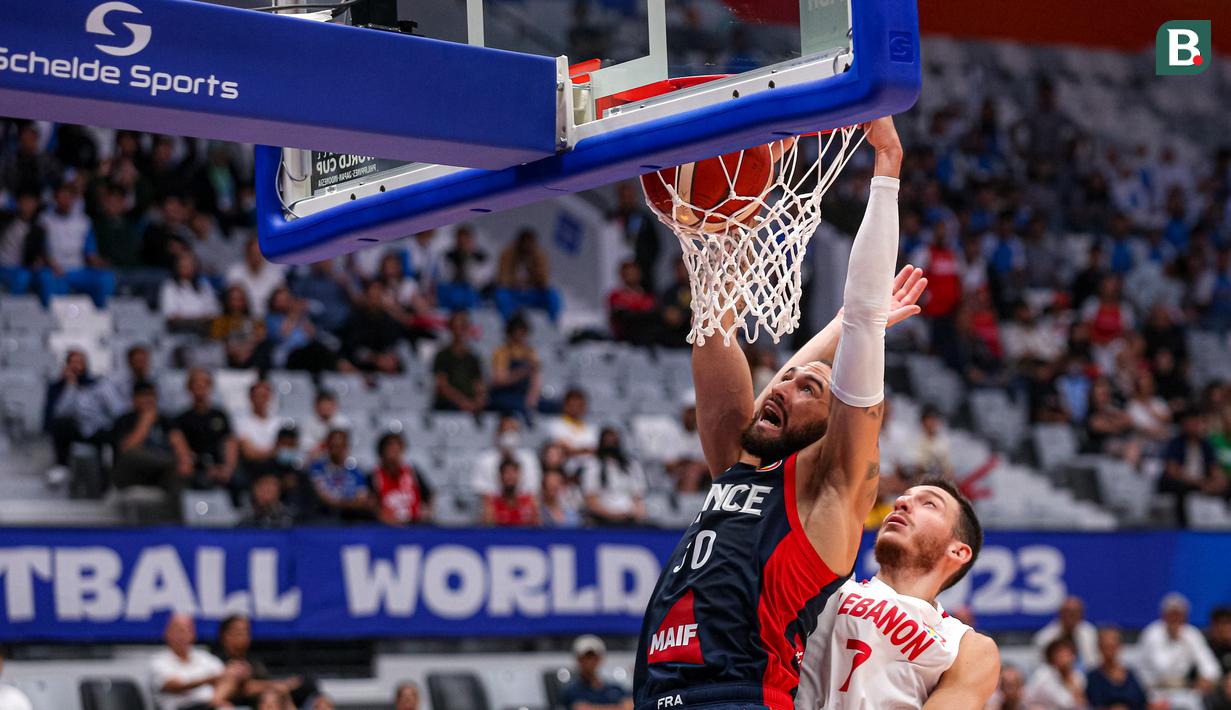 <p>Pebasket Prancis, Isaia Cordinier melakukan slam dunk pada laga Grup H Piala Dunia FIBA 2023 melawan Lebanon di Indonesia Arena, Senayan, Jakarta, Selasa (29/08/2023). (Bola.com/Bagaskara Lazuardi)</p>