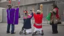 Para cenayang Peru melakukan aksi ritual perdukunannya di depan National Stadium of Peru , Selasa (10/06/2014) (AFP PHOTO/ERNESTO Benavides)