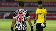 Penjaga gawang PSM Makassar, Hilman Syah, benar-benar tampil impresif kontra Persija Jakarta dalam leg kedua semifinal Piala Menpora 2021. Namun, ia harus menghadapi kenyataan bahwa Andritany yang menjadi pahlawan kemenangan Persija Jakarta. (Foto: Bola.com/Ikhwan Yanuar)