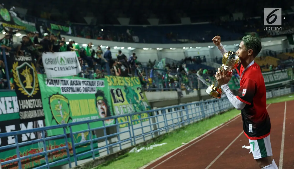 Pemain Persebaya bersama suporter merayakan kemenangan usai menumbangkan PSMS Medan di Final Liga 2 Indonesia di Stadion GBLA, Bandung, Selasa (28/11). Persebaya unggul 3-2 atas PSMS Medan. (Liputan6.com/Helmi Fithriansyah)