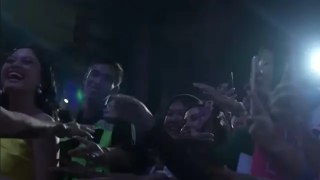 Luna Maya disalami Siwon Choi (YouTube/Luna Maya)