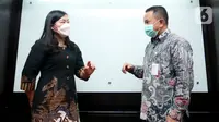 Direktur WOM Finance, Cincin Lisa Hadi (kiri) dan Kepala Cabang BPJS Ketenagakerjaan Jakarta Gambir, Chairul Arianto berbincang usai acara penandatanganan nota kesepahaman di Jakarta, Rabu (3/8/2022). (Liputan6.com/HO)