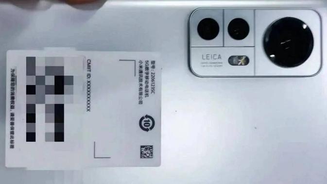 <p>Xiaomi 12S mengusung logo Leica di bodi belakangnya (Foto: Gizchina).</p>