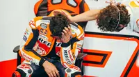 Marc Marquez tampak terharu usai kembali ke garasi timnya setelah menyelesaikan balapan MotoGP Portugal, Minggu (18/04/2021). (Twitter/Repsol Honda).