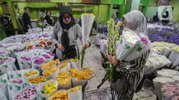 Penjualan sejumlah jenis bunga, seperti krisan, mawar, anggrek, hingga sedap malam mengalami kenaikan 30-80 persen. (Liputan6.com/Angga Yuniar)