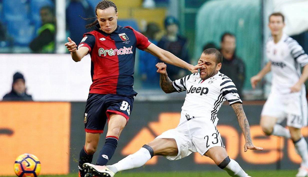 Pergerakan pemain Genoa, Diego Laxalt (kiri), coba dihentikan oleh pemain Juventus, Dani Alves, pada laga pekan ke-13 Serie A di Stadion Luigi Ferraris, Minggu (27/11/2016). (Reuters/Alessandro Garofalo)