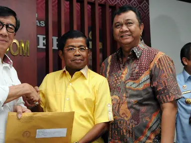 Menkumham, Yasonna H Laoly (kiri) menyerahkan SK Pengesahan Komposisi dan Personalia Pengurus DPP Partai Golkar 2014-2019 di Jakarta, Selasa (26/4/2016). SK diterima langsung Sekjen Partai Golkar Munas Bali, Idrus Marham. (Liputan6.com/Helmi Fithriansyah)
