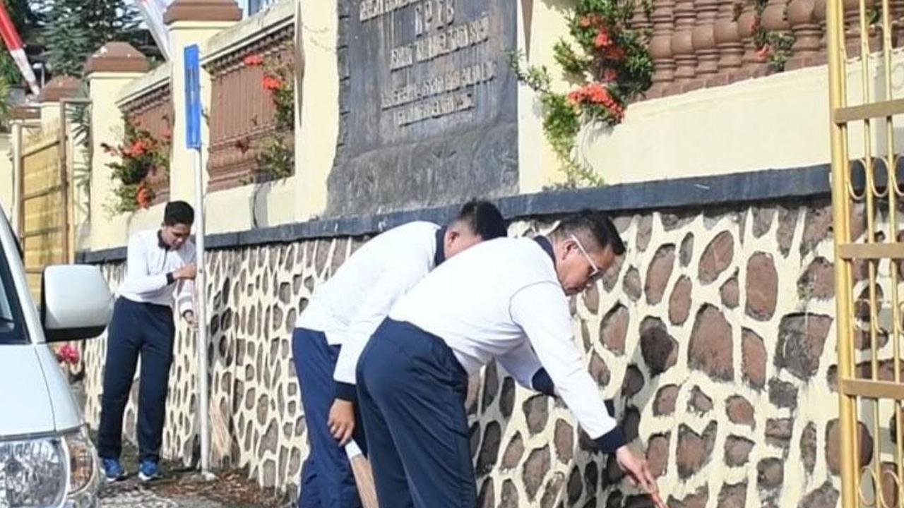Prajurit TNI AL Bantu Bersih-bersih Gereja Jelang Perayaan Natal