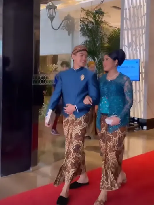 Dipadukan dengan kain lilit Batik, penampilan Erina terlihat mahal dengan sandal Hermes kesayangannya [@erinagudono]