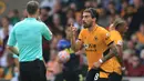 Memasuki babak kedua, tuan rumah langsung mendapatkan peluang dari Ruben Neves (kanan). Neves juga menjadi kreator terciptanya peluang dari Traore ketika berhasil lolos offside dan tinggal berhadapan dengan Lloris. Sayangnya keberuntungan belum berpihak pada Wolves. (Foto: AFP/Lindsey Parnaby)