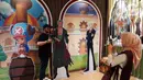 Beberapa spot foto menarik juga disediakan untuk para pengunjung yang ingin mengabadikan momen bersama replika Going Merry atau Thousand Sunny. (Liputan6.com/Angga Yuniar)