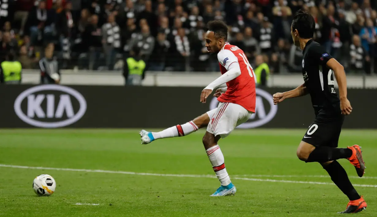Pemain Arsenal Pierre-Emerick Aubameyang (kiri) mencetak gol ke gawang Eintracht Frankfurt pada laga Grup F Liga Europa di Commerzbank Arena, Frankfurt, Jerman, Kamis (19/9/2019). The Gunners menang telak 3-0 berkat gol Willock, Saka dan Aubameyang. (AP Photo/Michael Probst)