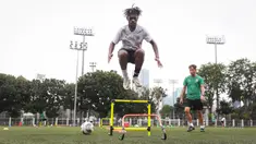 Pemain Timnas Indonesia U-20, Barnabas Sobor melakukan latihan terbuka untuk Piala Asia U-20 2023 di Lapangan C, Kompleks Stadion Utama Gelora Bung Karno (SUGBK), Jakarta, Rabu (08/02/2023). Ajang ini akan berlangsung pada 1 Maret 2023 mendatang. (Bola.com/Bagaskara Lazuardi)