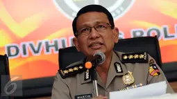  Kabagpenum Humas Polri Kombes Pol Martinus Sitompul menyampaikan keterangan di Mabes Polri, Jakarta, Jumat (24/3). Martinus juga menyampaikan kronologis penangkapan terduga teroris di Ciwandan, Cilegon, Banten. (Liputan6.com/Helmi Fithriansyah)
