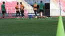 Tiga penjaga gawang timnas Indonesia sesaat sebelum latihan jelang laga perdana Piala AFF 2022 di Stadion Utama Gelora Bung Karno, Jakarta, Selasa (20/12/2022). Sebanyak 23 pemain timnas Indonesia disiapkan pelatih Shin Tae-yong untuk menghadapi laga di turnamen Piala AFF 2022 yang sebelumnya menggelar pemusatan latihan di Bali selama tiga pekan. (Liputan6.com/Helmi Fithriansyah)