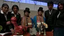 Siswa dan perwakilan sekolah memamerkan robot  buatannya  di olimpiade sains, La Paz, Bolivia,  Senin (10/8/2015). Ini  akan membangun minat siswa agar lebih mengetahui ilmu  pengetahuan elektro, fisika , matematika dan komputer. (REUTERS/David Mercado)