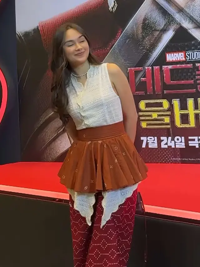 OOTD Menawan Caitlin Halderman Pakai Wastra Saat Wawancara Ryan Reynolds dan Hugh Jackman untuk Deadpool & Wolverine