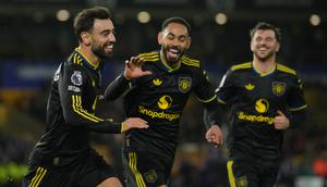 Pemain Manchester United Bruno Fernandes merayakan golnya dalam laga Premier League melawan Wolverhampton Wanderers di Molineux Stadium, Inggris, Selasa, 9 Desember 2025. (Foto AP/Dave Shopland)