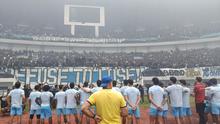 Momen pemain Persib Bandung bertemu Bobotoh di GBLA jelang lawan Persija. (Muhammad Faqih/Bola.com)