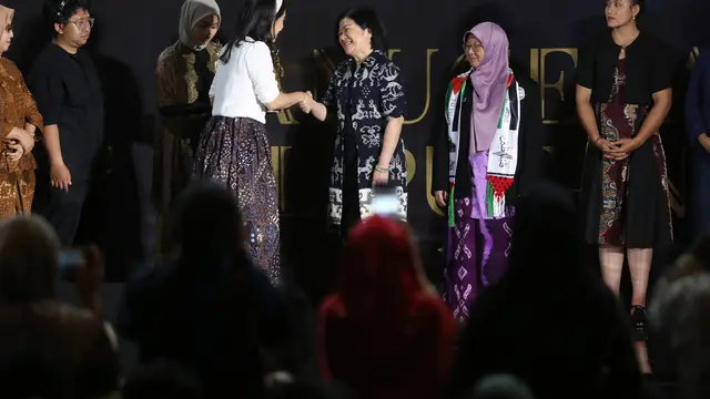 Dokter Tan Shot Yen saat menerima Anugerah Perempuan Hebat Liputan6 2025 untuk kategori Kesehatan. (Istimewa)