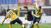 Bek AC Milan, Giacomo Bonaventura (tengah), berebut bola dengan Jacopo Sala dan Pawel Wszolek di Stadion San Siro, Minggu (13/12/2015) malam WIB. (Reuters/Alessandro Garofalo)