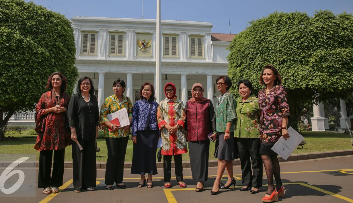 Sembilan Srikandi Tim Pansel Capim KPK berfoto bersama di depan Istana Merdeka, Jakarta (1/9/2015). Kedatangan tim Pansel KPK untuk menyerahkan delapan nama hasil seleksi capim KPK kepada Presiden Joko Widodo. (Liputan6.com/Faizal Fanani)