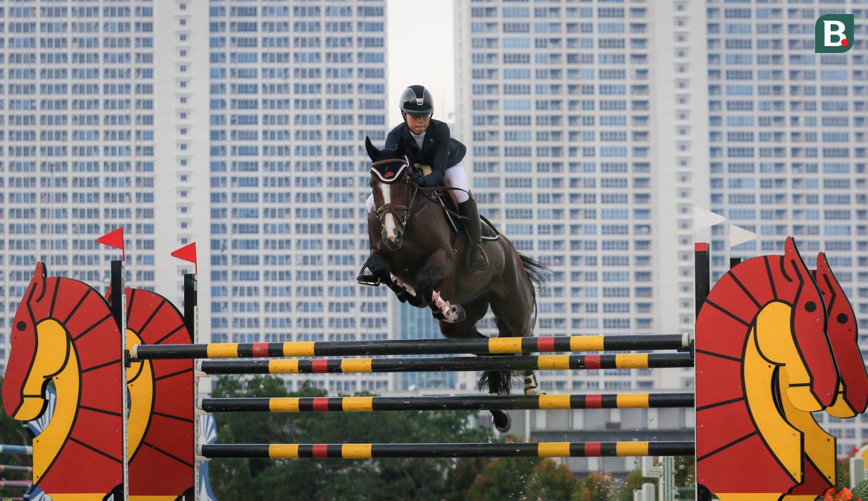 Atlet berkuda JPEC-Hhorses, Natasha Herjawan beraksi dengan kudanya Happy Rose pada ajang Indonesia Horse Lovers 2022 kelas Show Jumping yang berlangsung di Equinara Horse Sports, JIEP Pulomas, Jakarta (13/10/2022). Ajang ini berlangsung dari 19 Oktober hingga 23 Oktober 2022 dengan memperlombakan kelas Drassage dan Show Jumping. (Bola.com/Bagaskara Lazuardi)